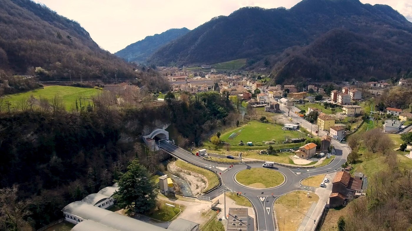 Vista aerea del contesto della variante: l’imbocco della galleria, il ponte sul Meschio e la rotatoria di innesto sulla SS 51 di Alemagna