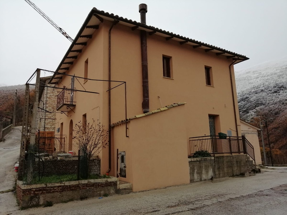 Lo stesso fabbricato a fine lavori, con facciata rifatta e copertura ripristinata