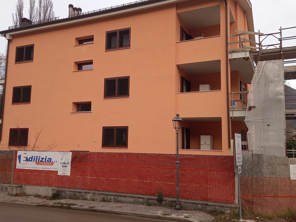 L&rsquo;edificio ricostruito sullo stesso sedime, con struttura a telaio in cemento armato e ponteggio ancora in opera