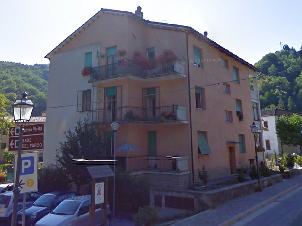 Il fabbricato residenziale in localit&agrave; Palombara a Visso prima dell&rsquo;intervento, ripreso dalla strada