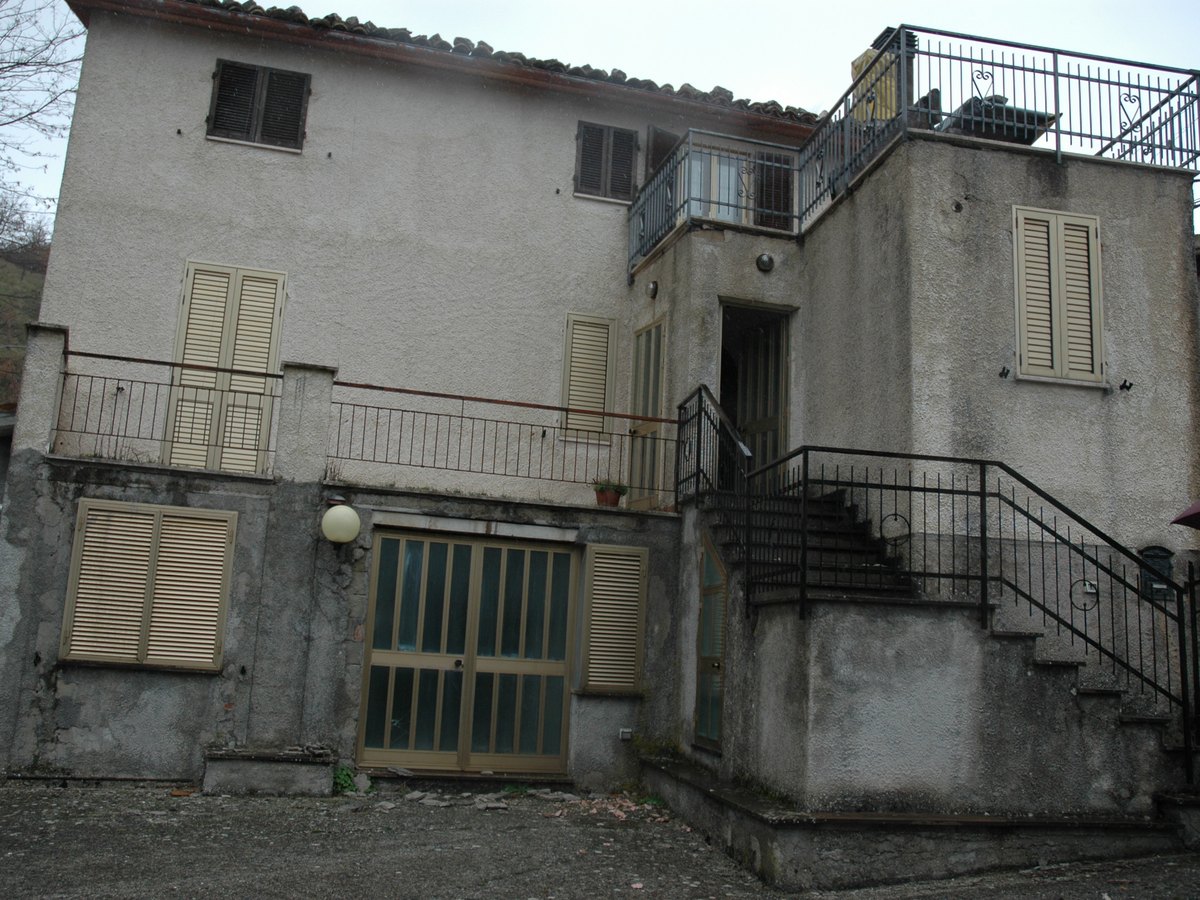 Fabbricato residenziale a Seggiole di Pieve Torina prima dell&rsquo;intervento, con struttura in muratura e terrazza al piano superiore